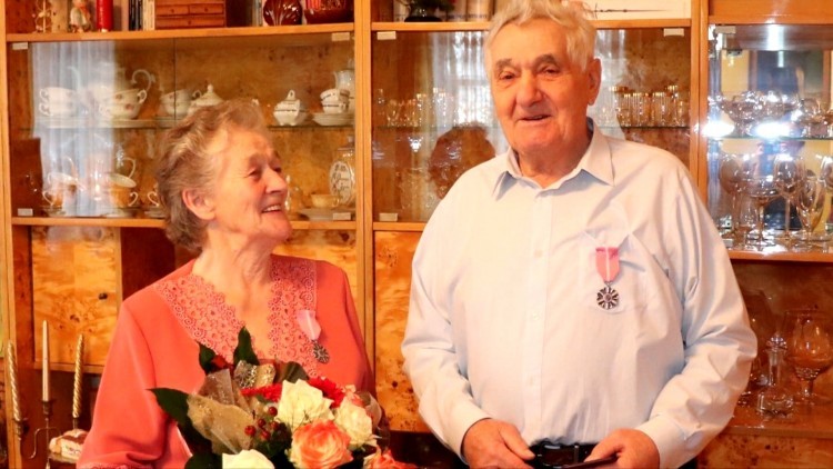 Stegna. Państwo Hildegarda i Feliks Koszelak odznaczeni za długoletni staż małżeński.