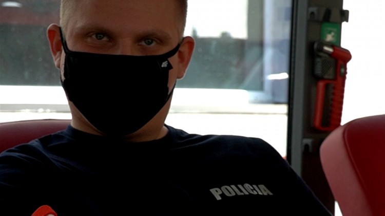 Nowy Dwór Gdański. Z okazji Walentynek policjant podarował prezent od serca.