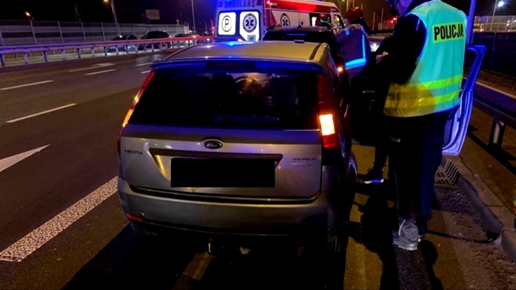 Dwie osoby poszkodowane w zderzeniu osobówek na moście – tygodniowy raport malborskich służb mundurowych.