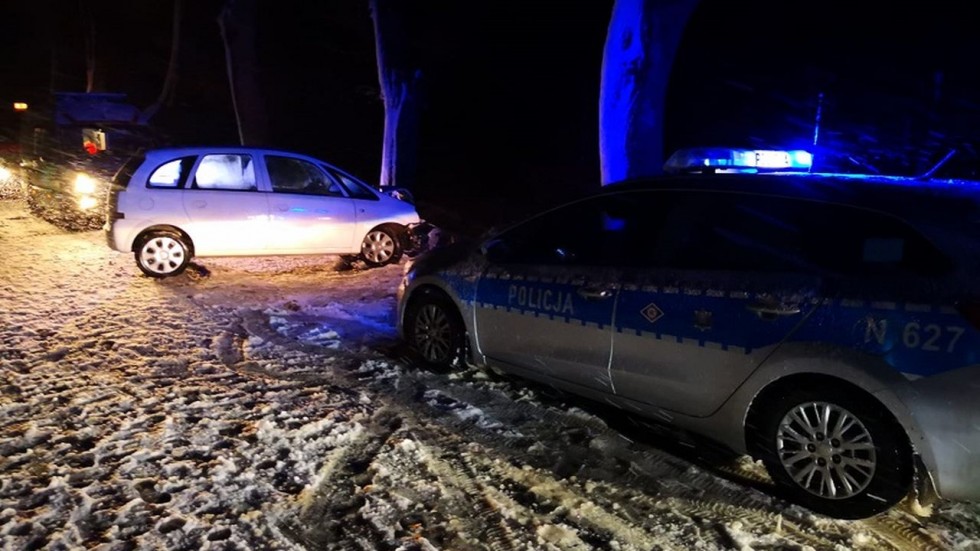 DW515. Wpadł w poślizg i uderzył w drzewo. Dwie osoby trafiły do szpitala.