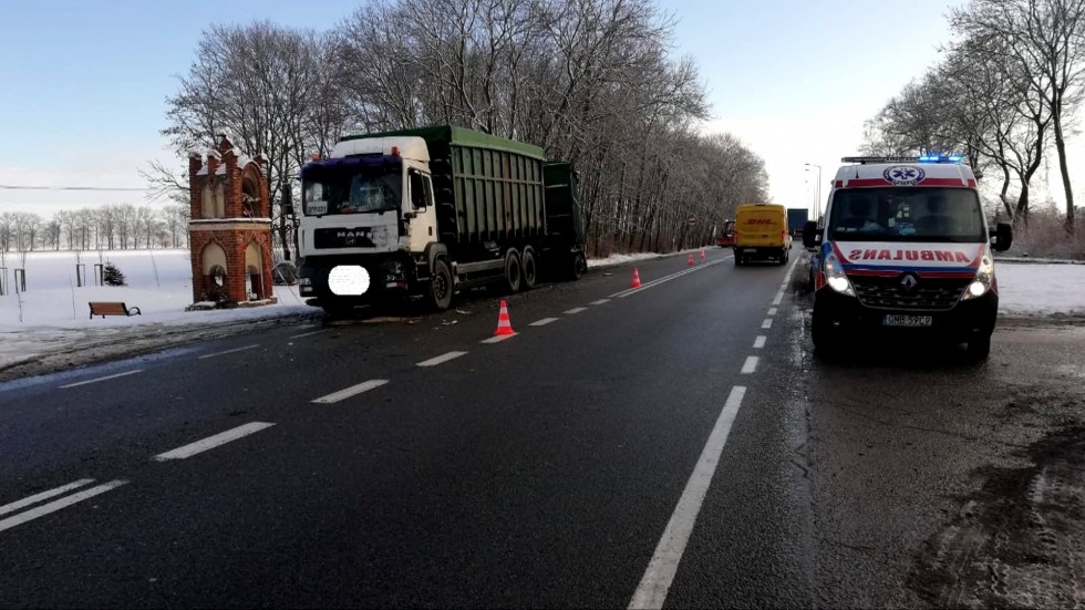 DK22. W wyniku zderzenia z ciężarówką jedna osoba trafiła do szpitala.