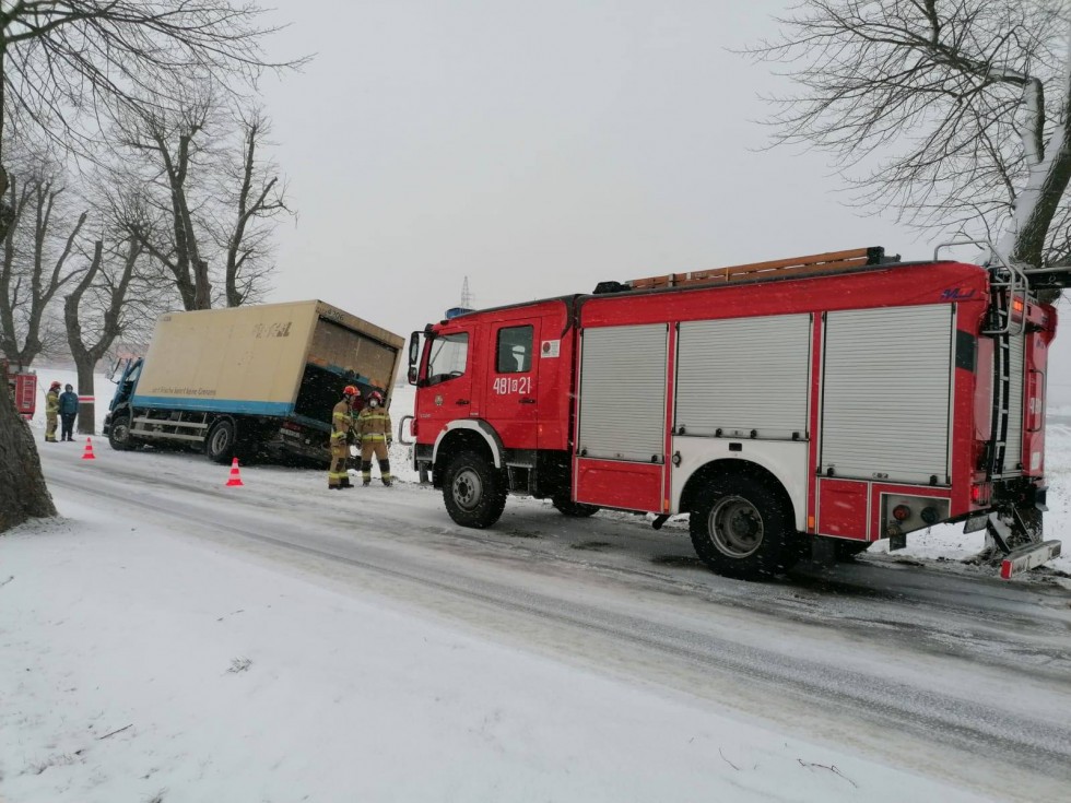 Malbork. Za duża prędkość przyczyną zderzenia ciężarówki z drzewem.