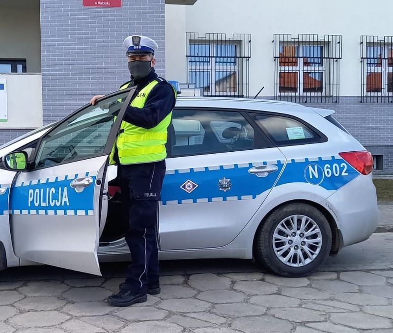 Malbork. O mały włos od tragedii – policjant uratował nieprzytomnego kierowcę.