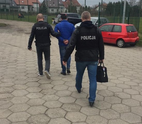 Nowy Dwór Gdański. Pobierał dodatkową opłatę za przyłącze wodociągowe. Grozi mu do 8 lat więzienia.