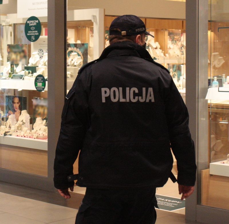 Malbork. Mimo luzowania obostrzeń, policjanci nadal na straży walki z koronawirusem.
