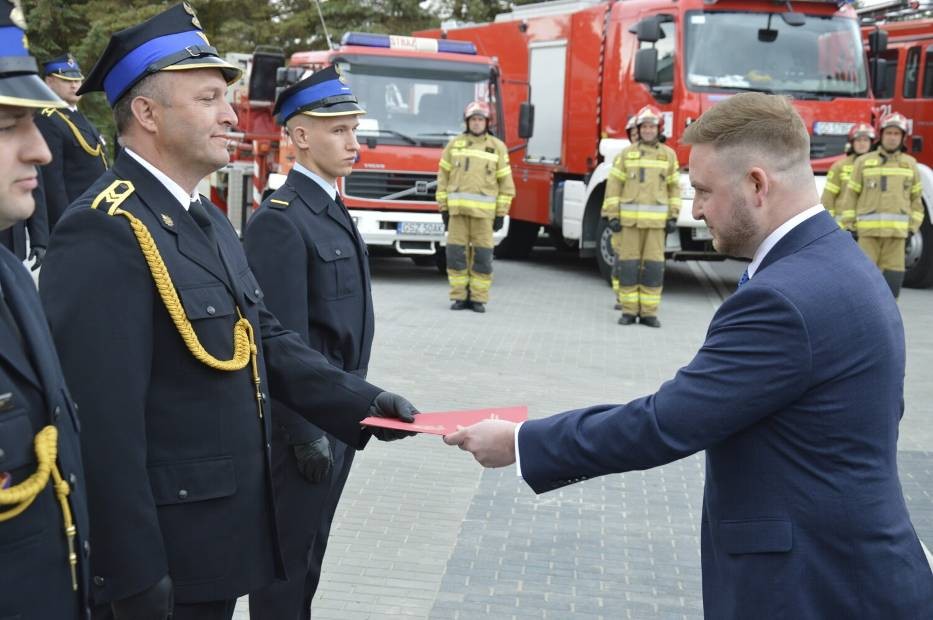 Sztum. Z okazji Dnia Strażaka wręczono odznaczenia i awanse.