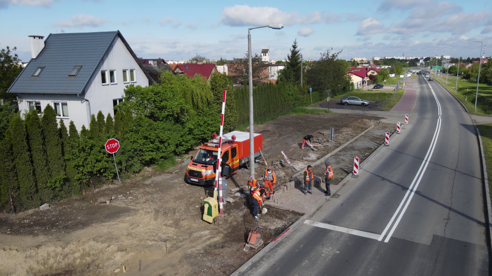 Nowa Wieś Malborska. Drogowcy budują brakującą ścieżkę pieszo-rowerową. Czy to już koniec modernizacji linii kolejowej 207?