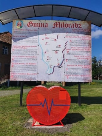 Miłoradz. W centrum stanęło wielkie metalowe serce na nakrętki.