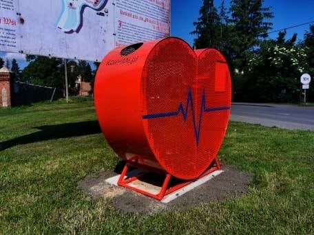 Miłoradz. W centrum stanęło wielkie metalowe serce na nakrętki.