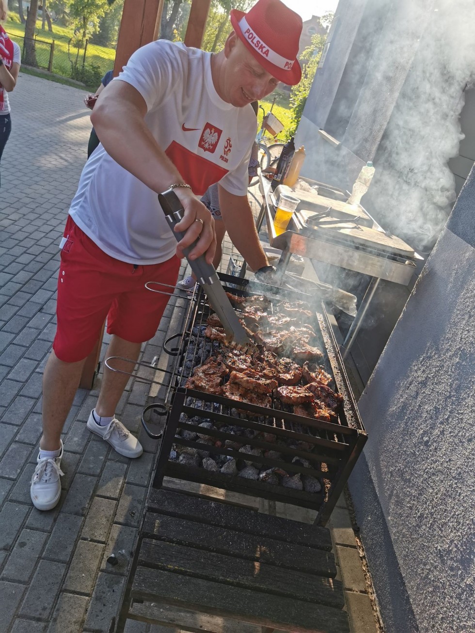 Miłoradz. Piknik kibica – mieszkańcy wspólnie przygotowywali się do meczu Polska-Słowacja.