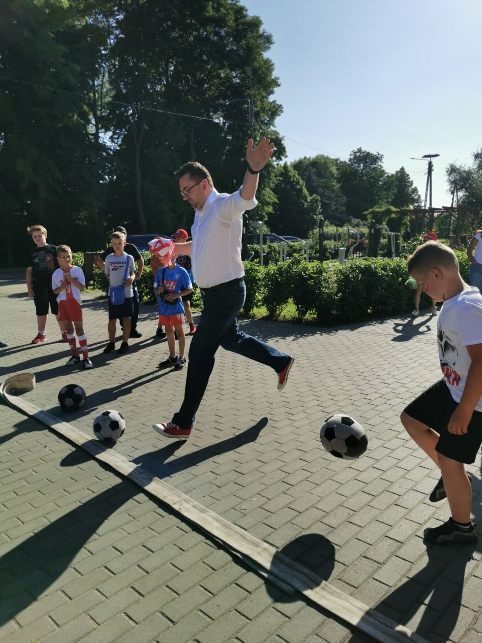 Miłoradz. Piknik kibica – mieszkańcy wspólnie przygotowywali się do meczu Polska-Słowacja.