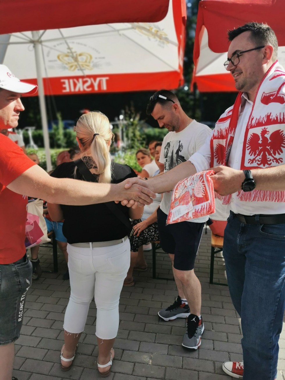 Miłoradz. Piknik kibica – mieszkańcy wspólnie przygotowywali się do meczu Polska-Słowacja.