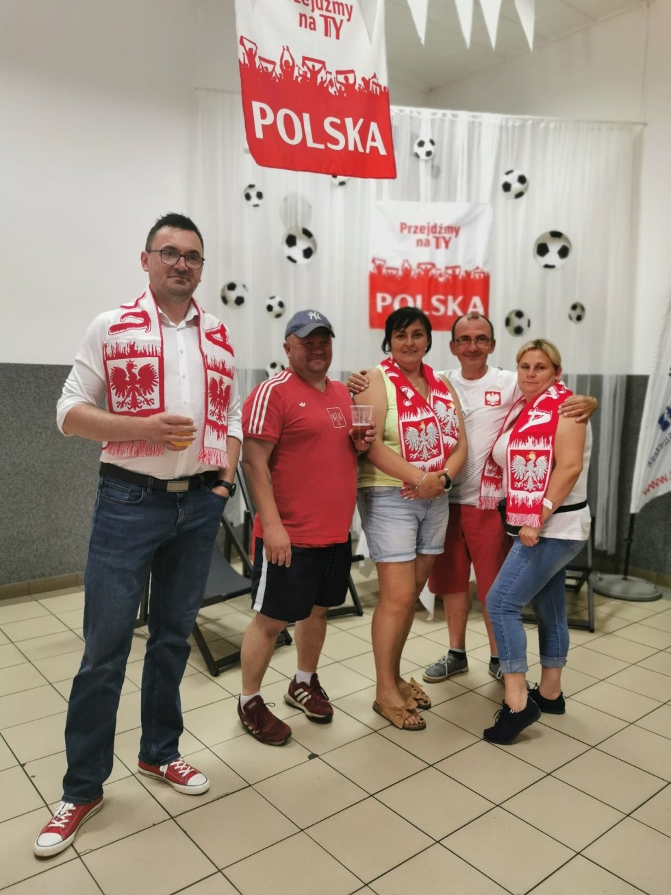 Miłoradz. Piknik kibica – mieszkańcy wspólnie przygotowywali się do meczu Polska-Słowacja.
