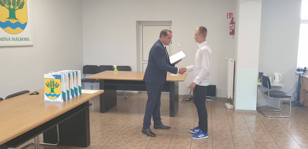 Gmina Malbork. Wręczono stypendia dla najlepszych uczniów.