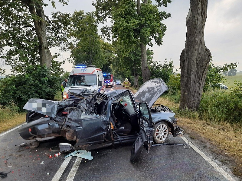 Uderzył w przydrożne drzewo. Ranne dziecko przetransportowano LPR-em do szpitala - raport sztumskich służb mundurowych.