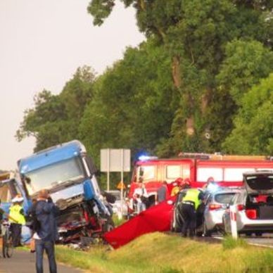 DK55. W czołowym zderzeniu z ciężarówką, kierowca osobówki poniósł śmierć na miejscu.