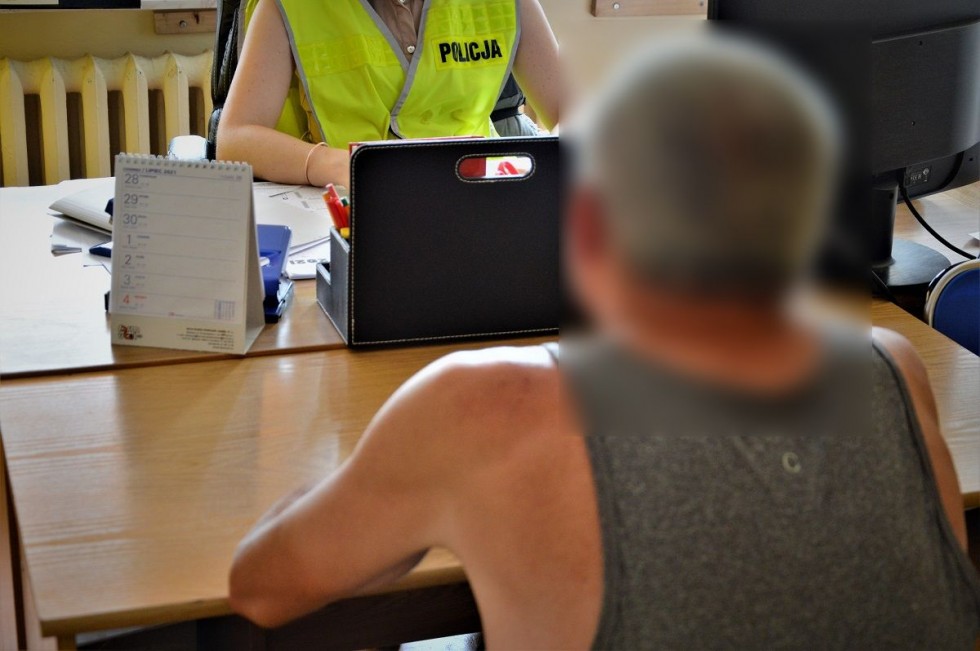 Tczew. Po pijanemu sterował barką. Pijany członek załogi wpadł do rzeki.