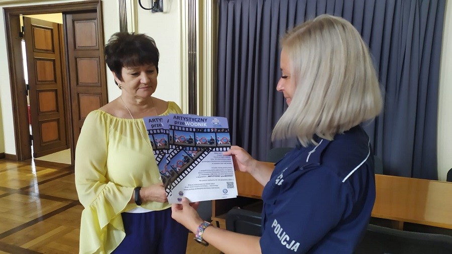 Nowy Dwór Gdański. Policjanci rozmawiają z kolonistami o bezpiecznych wakacjach.