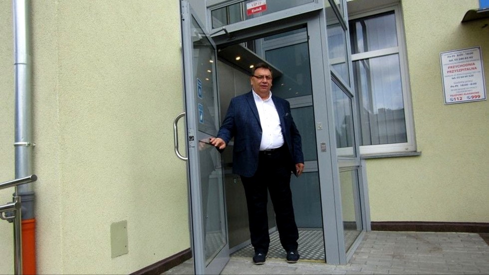 Stare Pole. Urzędowa winda oddana do użytku dla petentów.