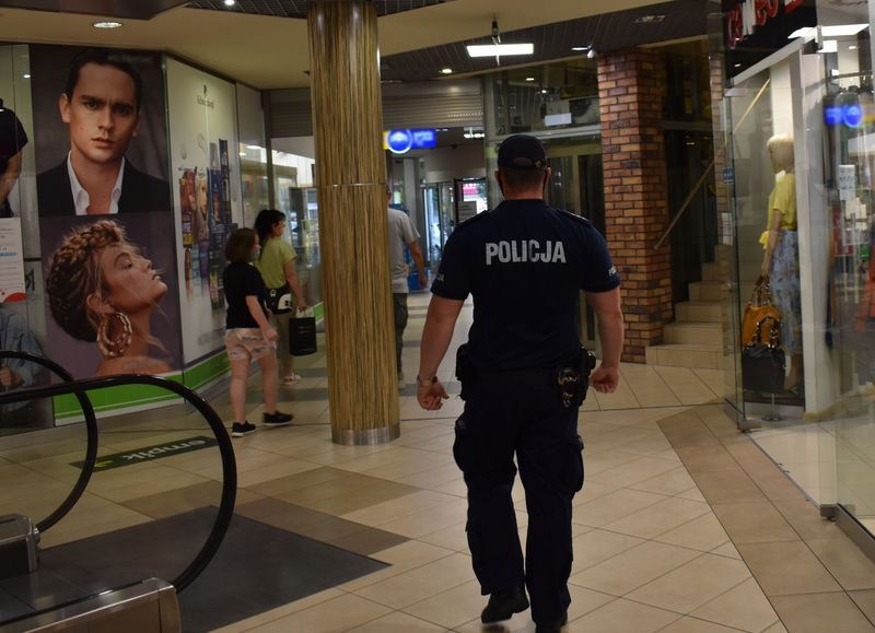 Policjanci apelują – wakacje nie zwalniają z przestrzegania obostrzeń sanitarnych.