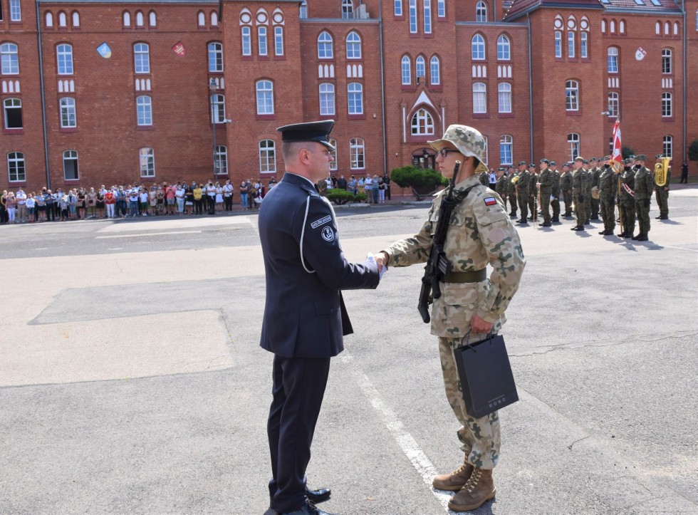 Malbork. Przysięga wojskowa absolwentów szkół mundurowych.