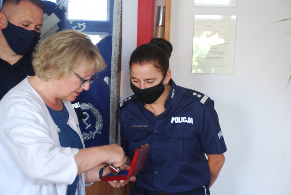 Nowy Dwór Gdański. Być policjantem to misja, nie praca – podziękowania dla policjantów od Świętokrzyskiego Stowarzyszenia.
