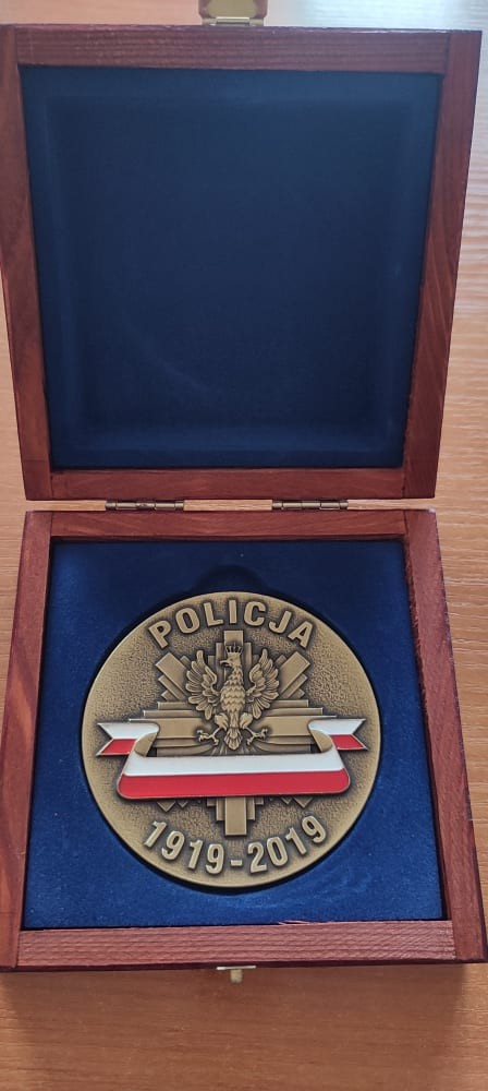 Nowy Dwór Gdański. Być policjantem to misja, nie praca – podziękowania dla policjantów od Świętokrzyskiego Stowarzyszenia.