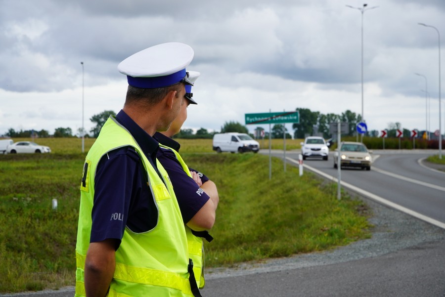 Policjanci apelują - wspólnie zadbajmy o bezpieczeństwo podczas ostatniego weekend wakacyjnego.