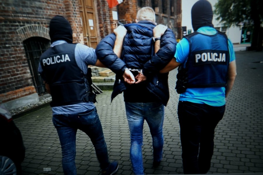 Krynica Morska. Napadli na właściciela baru i okradli z pieniędzy.
