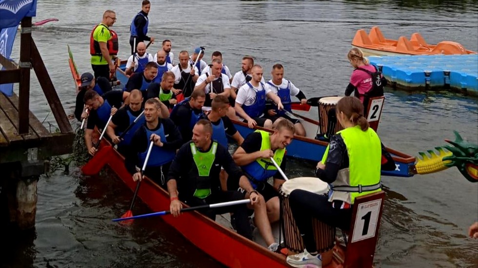Malbork. Strażnicy więzienni wzięli udział w Mistrzostwach Smoczych Łodzi.