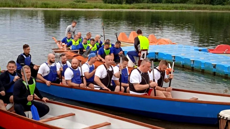 Malbork. Strażnicy więzienni wzięli udział w Mistrzostwach Smoczych Łodzi.