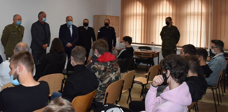 Malbork. Policjanci zachęcają do wstąpienia w ich szeregi.