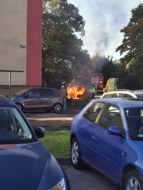 Nowy Dwór Gdański. Pożar samochodu na osiedlowym parkingu.