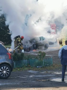 Nowy Dwór Gdański. Pożar samochodu na osiedlowym parkingu.