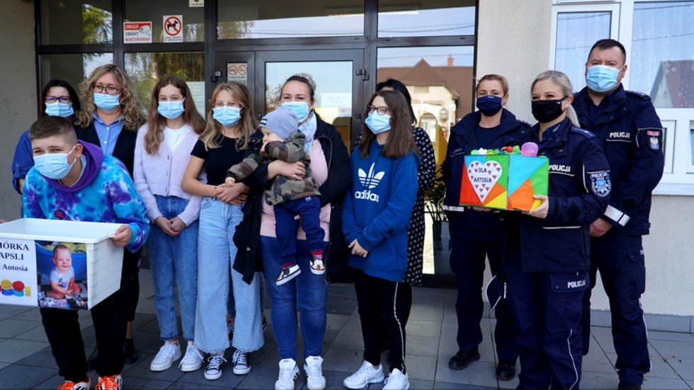 Nowy Dwór Gdański. Policjanci z pomocą dla chorego Antosia.