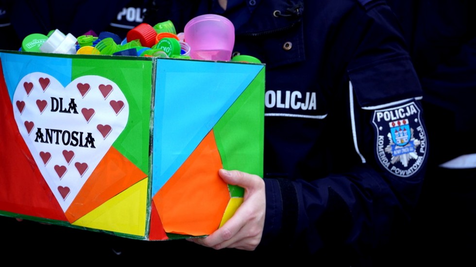 Nowy Dwór Gdański. Policjanci z pomocą dla chorego Antosia.