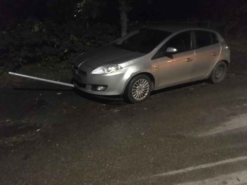 Nowy Dwór Gdański. Pijany kierowca uderzył w drogowy znak.