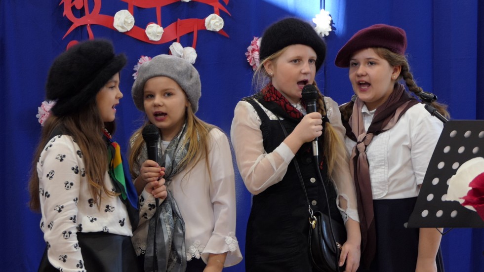 Rozkwitały pąki białych róż... - recital patriotyczny w SP w Nowej Wsi Malborskiej.