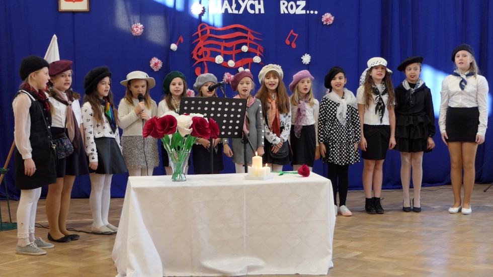 Rozkwitały pąki białych róż... - recital patriotyczny w SP w Nowej Wsi Malborskiej.