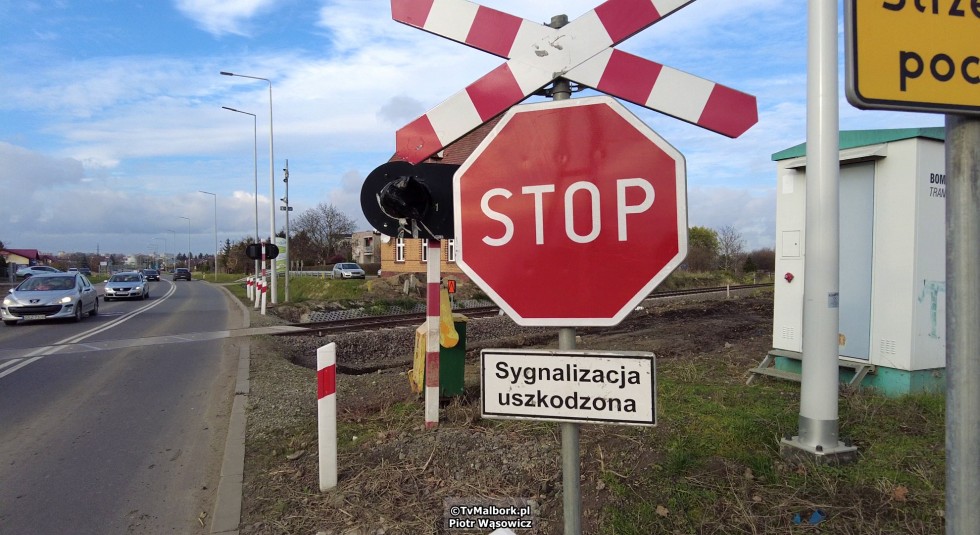 Bareja by się uśmiał. Kiedy w końcu uruchomiona zostanie sygnalizacja świetlna i szlabany na przejeździe kolejowo-drogowym w Malborku?