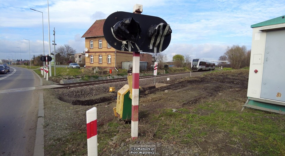 Bareja by się uśmiał. Kiedy w końcu uruchomiona zostanie sygnalizacja świetlna i szlabany na przejeździe kolejowo-drogowym w Malborku?