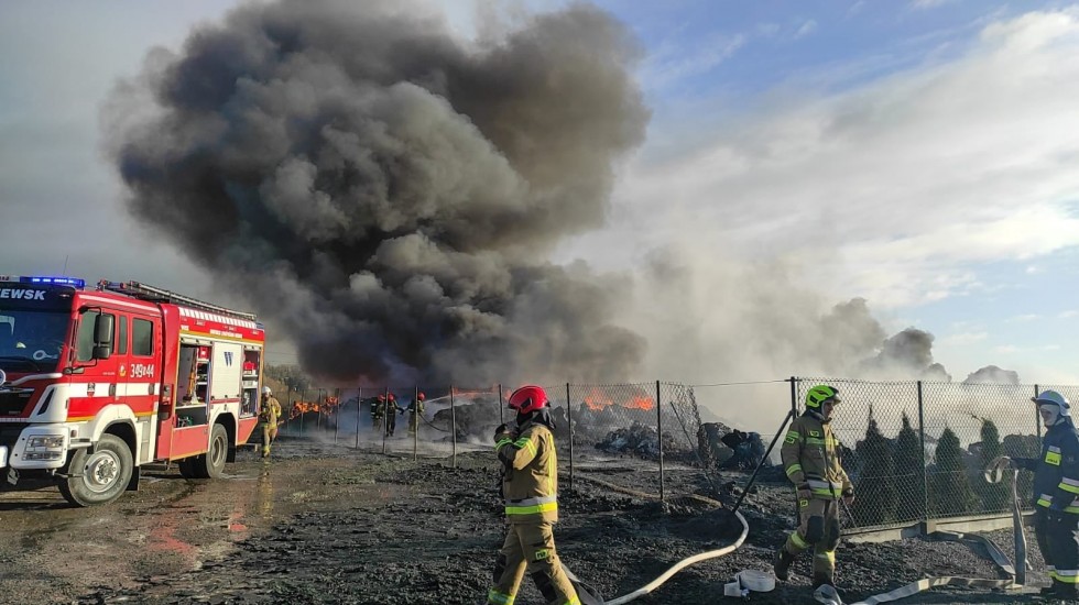 Gronowo Górne. Groźny pożar uszkodził trakcję kolejową.