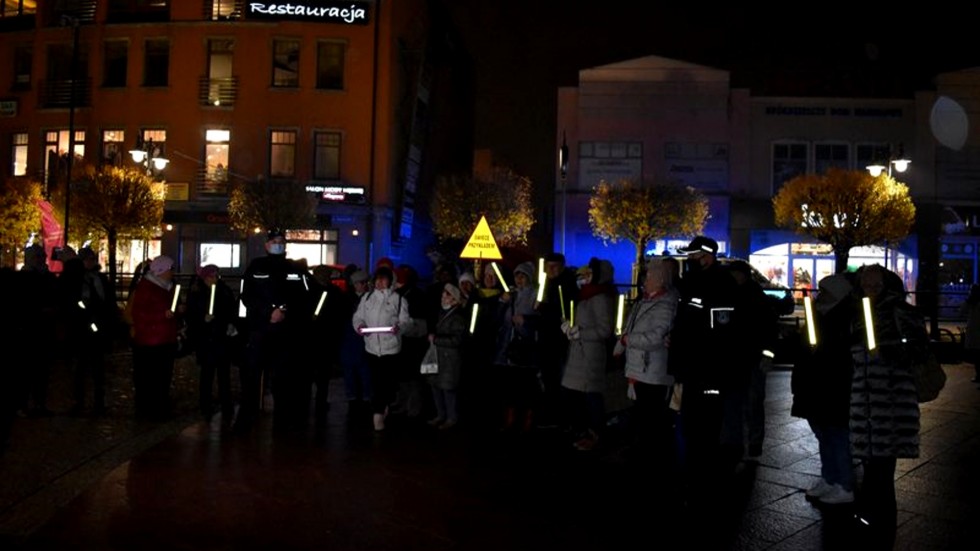 Malbork. Świecą przykładem i noszą odblaski – wspólny happening seniorów i policjantów.