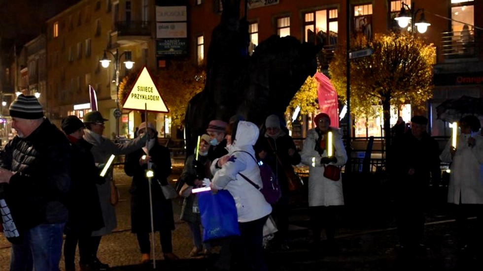 Malbork. Świecą przykładem i noszą odblaski – wspólny happening seniorów i policjantów.