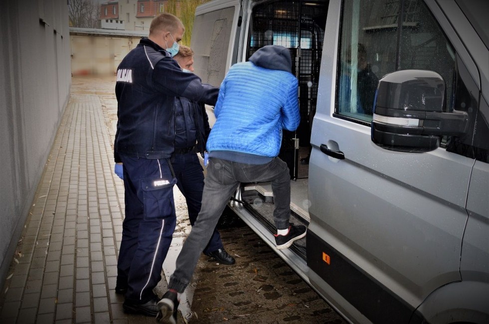 Tczew. Chciał ukraść samochód i groził bronią jego właścicielowi.