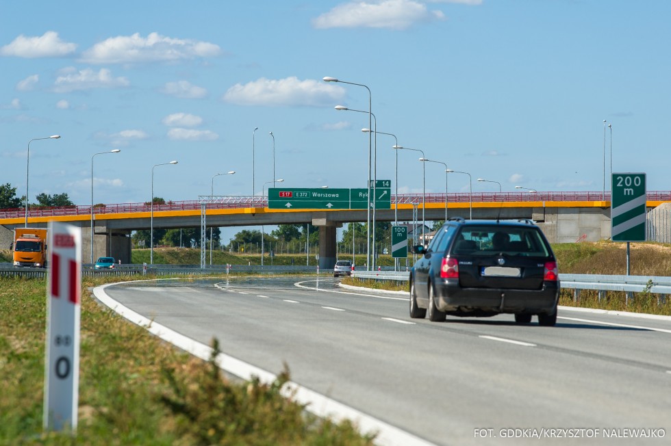 Nowe znaki na polskich drogach. Łatwiej znajdziesz punkty ładowania pojazdów elektrycznych.