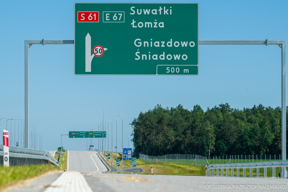 Nowe znaki na polskich drogach. Łatwiej znajdziesz punkty ładowania pojazdów elektrycznych.