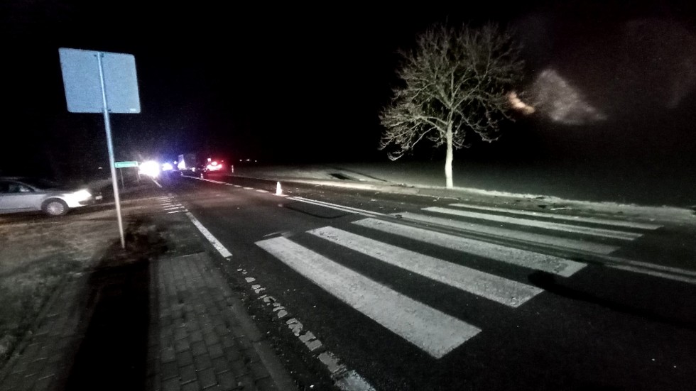 DK22. Jedna osoba poszkodowana po zderzeniu ciężarówki z nauką jazdy.