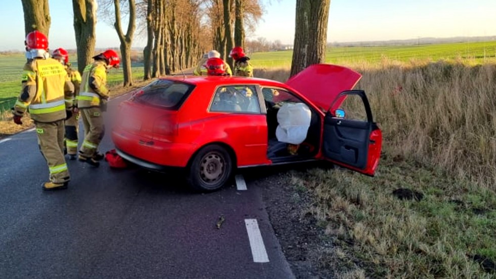Kobieta w szpitalu po czołowym zderzeniu z drzewem – raport sztumskich służb mundurowych.