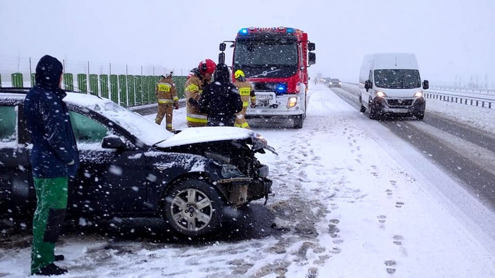 Nowy Dwór Gdański. Jedna osoba w szpitalu po zderzeniu ciężarówki i busa na S7.